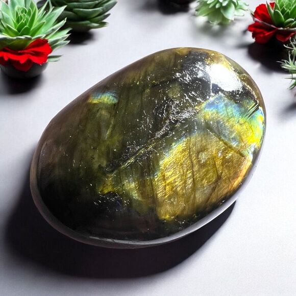 Labradorite Crystal‎ Round Palmstone (4) - Picture 1 of 12